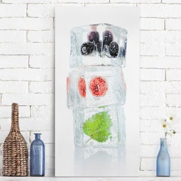Canvas schilderijen Raspberry lemon balm and blueberries in ice cube