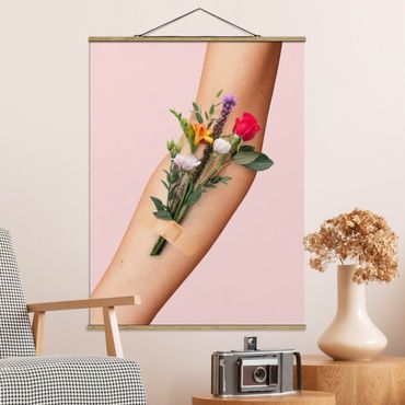 Stoffen schilderij met posterlijst Arm With Flowers