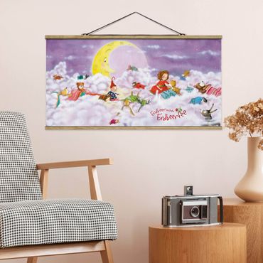Stoffen schilderij met posterlijst Little Strawberry Strawberry Fairy - Above The Clouds