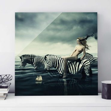 Glasschilderijen Woman Posing With Zebras
