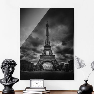 Glasschilderijen Eiffel Tower In Front Of Clouds In Black And White