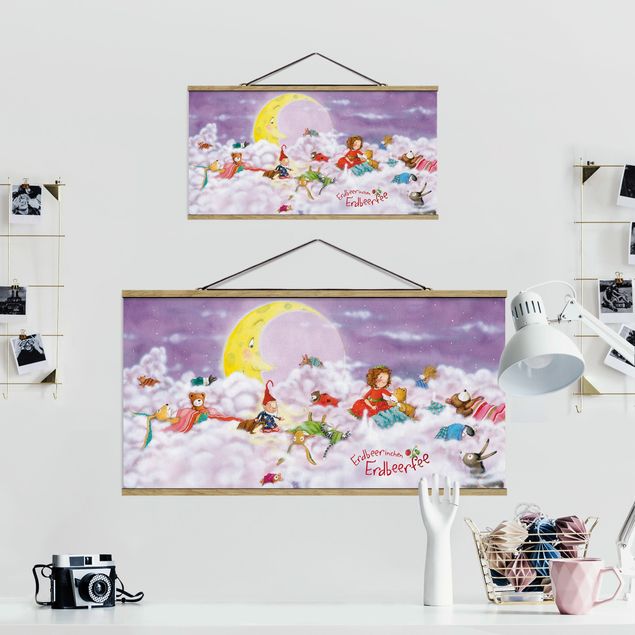Stoffen schilderij met posterlijst Little Strawberry Strawberry Fairy - Above The Clouds