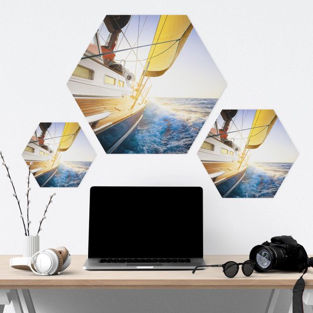 Hexagons Aluminium Dibond schilderijen Sailboat On Blue Ocean In Sunshine