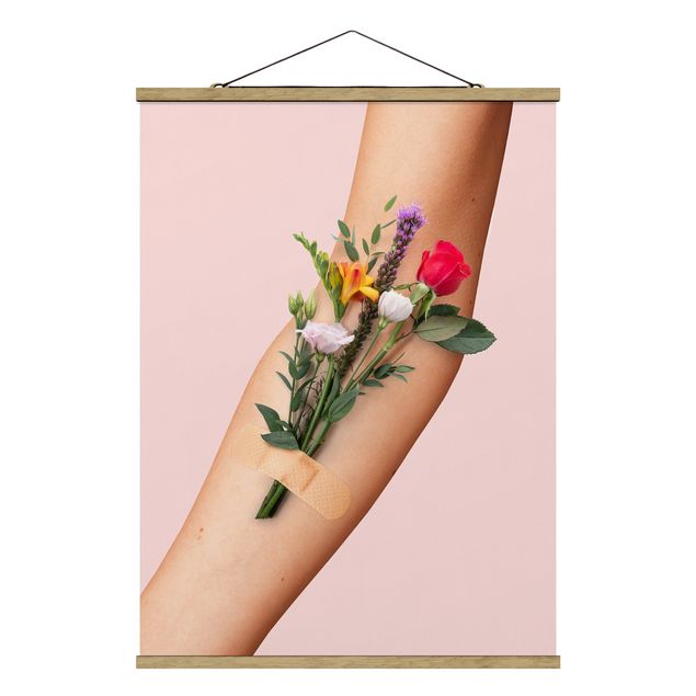 Stoffen schilderij met posterlijst Arm With Flowers