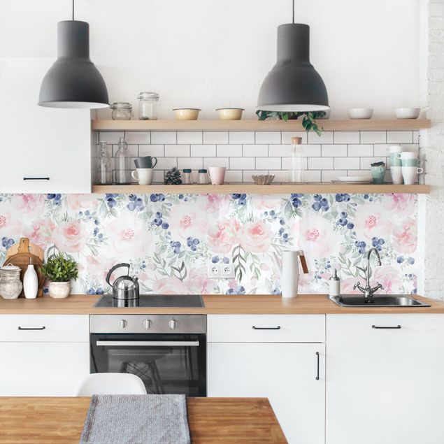 Achterwand voor keuken patroon Pink Roses With Blueberries In Front Of White