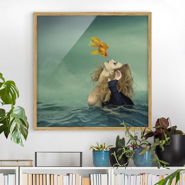 Ingelijste posters Kiss Of A Goldfish