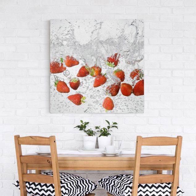 Canvas schilderijen Fresh Strawberries In Water