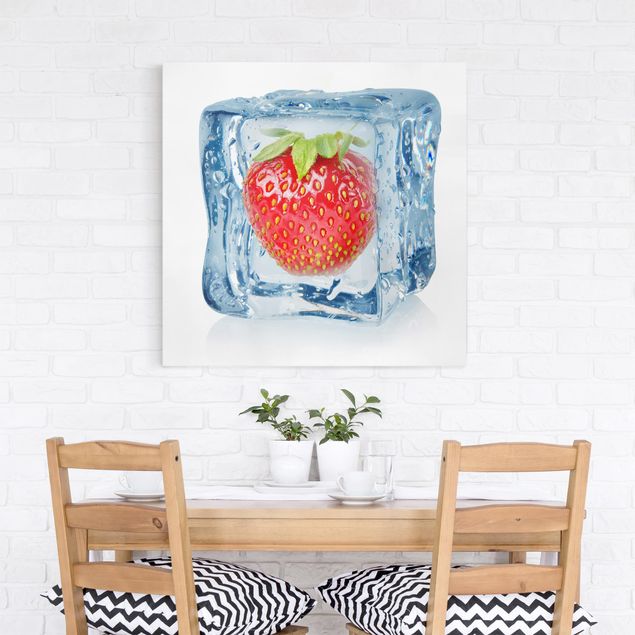 Canvas schilderijen Strawberry In Ice Cube