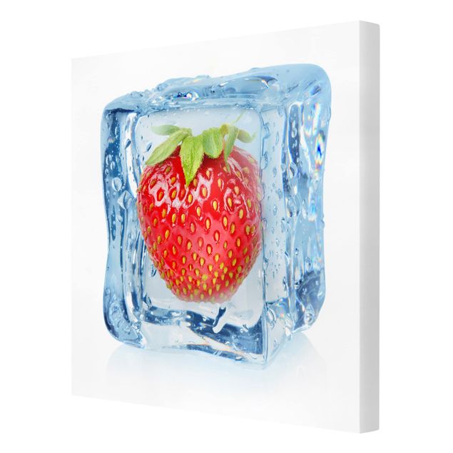 Canvas schilderijen Strawberry In Ice Cube