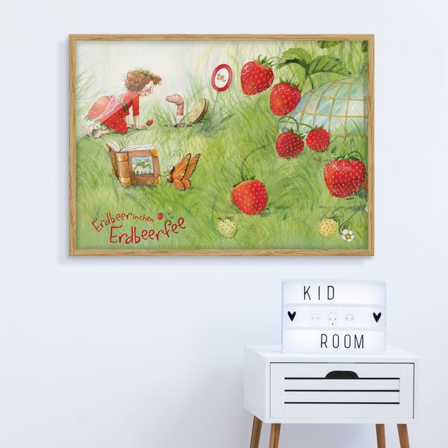 Ingelijste posters Little Strawberry Strawberry Fairy- With Worm Home