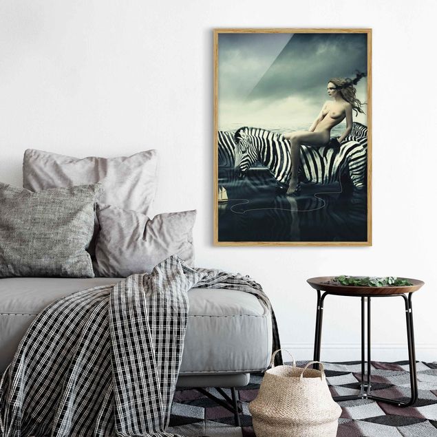 Ingelijste posters Woman Posing With Zebras