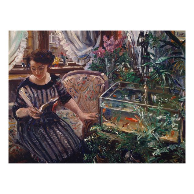 Glasschilderijen Lovis Corinth - A Woman Reading Near A Goldfish Tank
