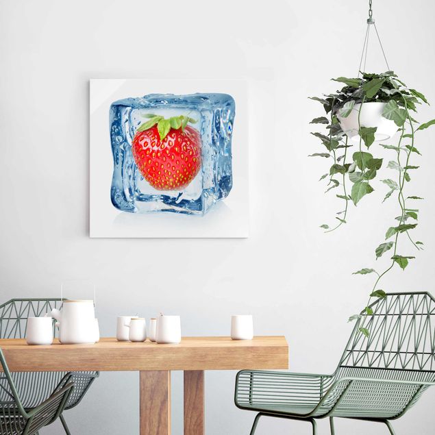 Glasschilderijen Strawberry In Ice Cube