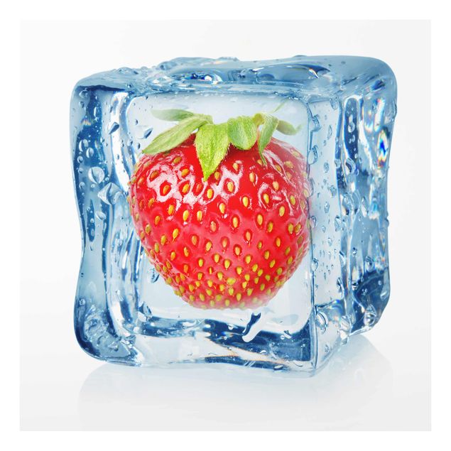 Glasschilderijen Strawberry In Ice Cube