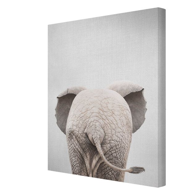 Leinwandbild - Baby Elefant von hinten - Hochformat 3:4