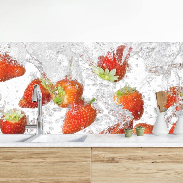 Achterwand voor keuken groenten en fruit Fresh Strawberries In Water