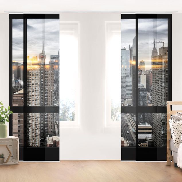 Schuifgordijnen Windows Overlooking New York With Sun Reflection