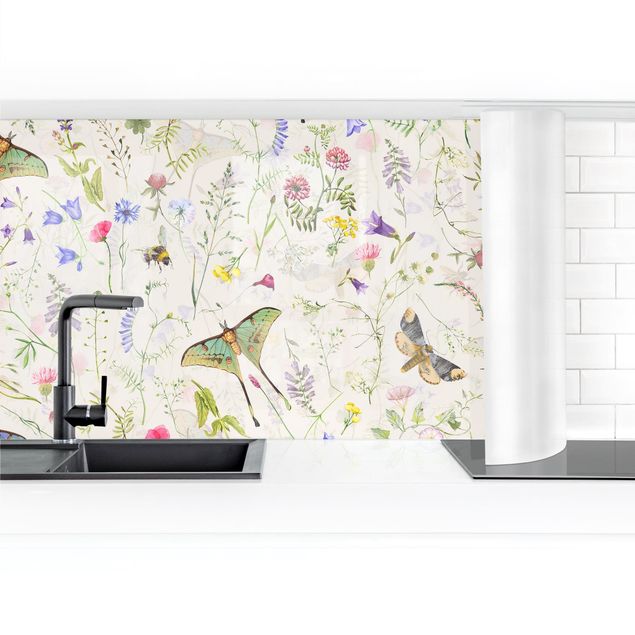 Achterwand in keuken Butterflies With Flowers On Cream Colour