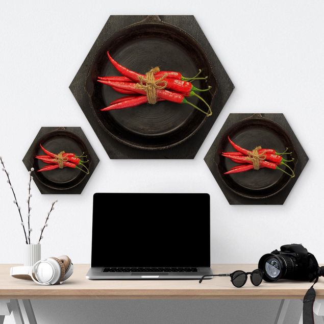Hexagons houten schilderijen Red Chili Bundles In Pan On Slate