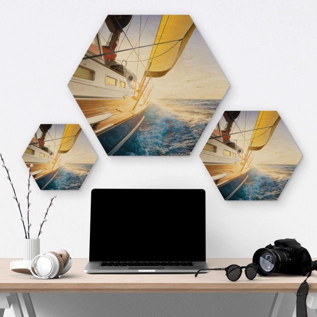 Hexagons houten schilderijen Sailboat On Blue Ocean In Sunshine