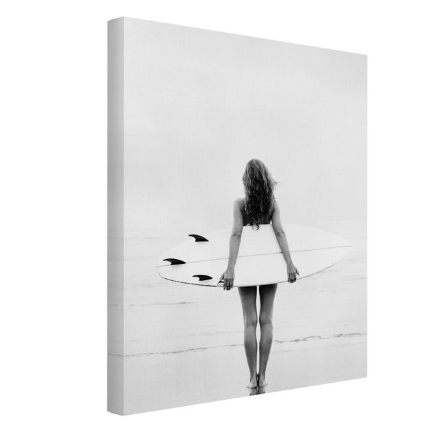 Leinwandbild - Entspanntes Surfergirl mit Board - Hochformat 3:4