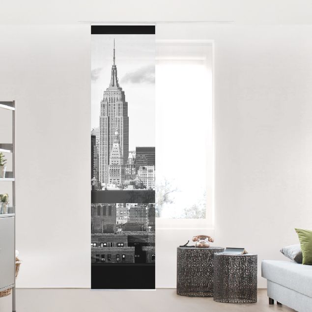 Schuifgordijnen Windows Overlooking New York Skyline Black And White