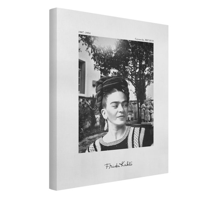 Leinwandbild - Frida Kahlo Foto Portrait im Garten - Hochformat 3:4
