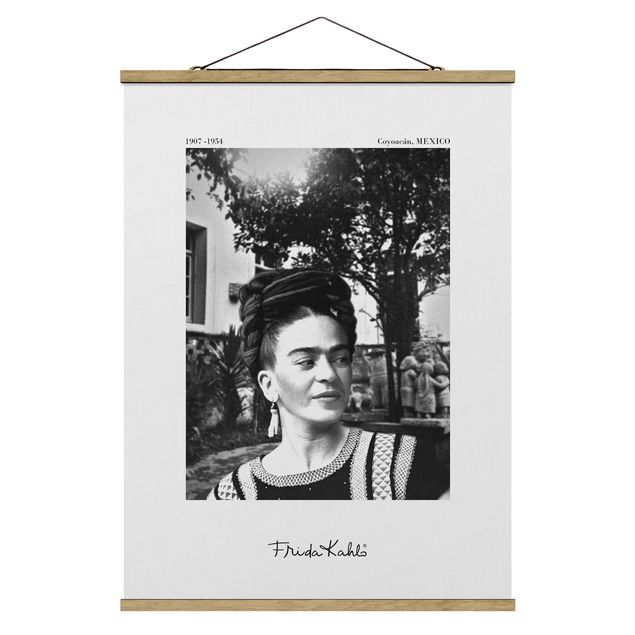 Stoffen schilderij met posterlijst - Frida Kahlo Photograph Portrait In The Garden
