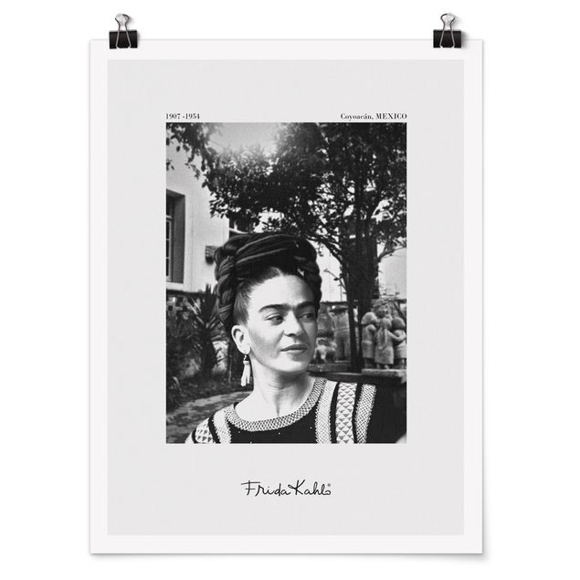 Poster - Frida Kahlo Foto Portrait im Garten - Hochformat 3:4