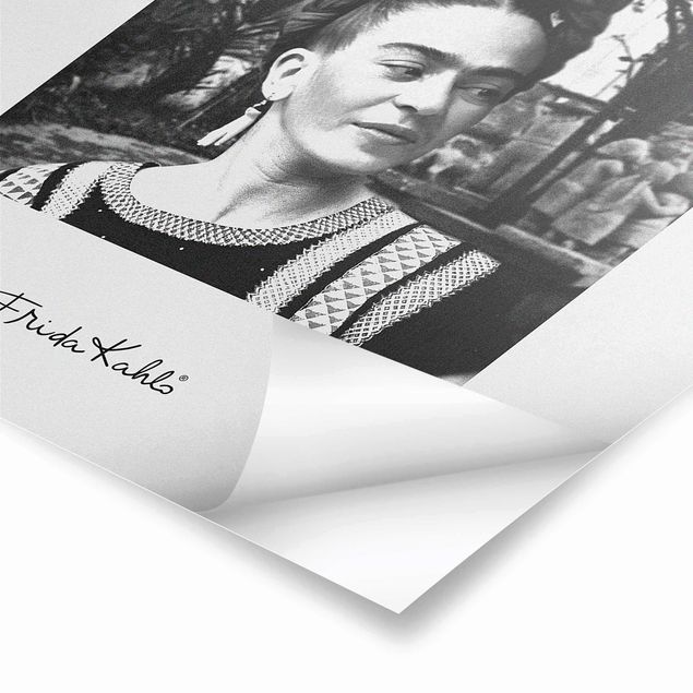 Poster - Frida Kahlo Foto Portrait im Garten - Hochformat 3:4