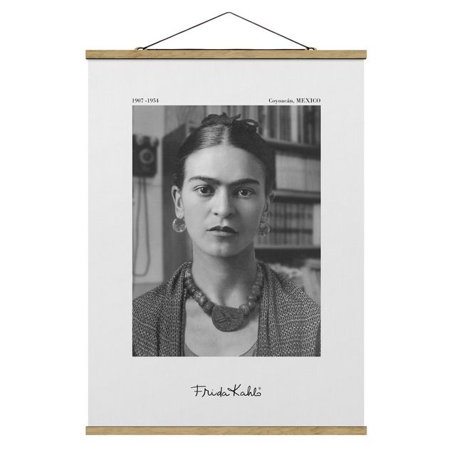 Stoffen schilderij met posterlijst - Frida Kahlo Photograph Portrait In The House