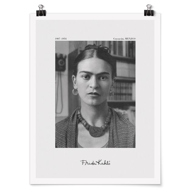 Poster - Frida Kahlo Foto Portrait im Haus - Hochformat 3:4