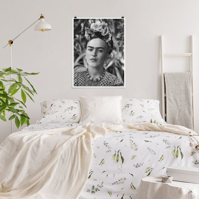 Poster - Frida Kahlo Foto Portrait mit Blumenkrone - Hochformat 3:4