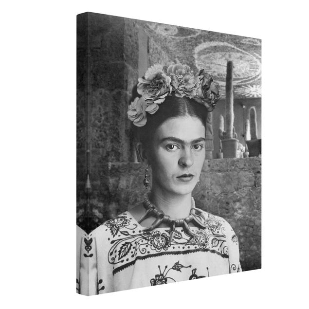 Leinwandbild - Frida Kahlo Foto Portrait vor Kakteen - Hochformat 3:4