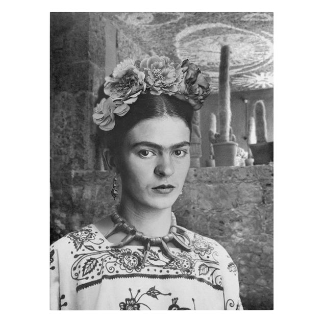 Leinwandbild - Frida Kahlo Foto Portrait vor Kakteen - Hochformat 3:4