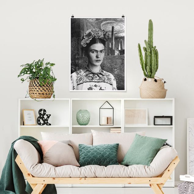 Poster - Frida Kahlo Foto Portrait vor Kakteen - Hochformat 3:4