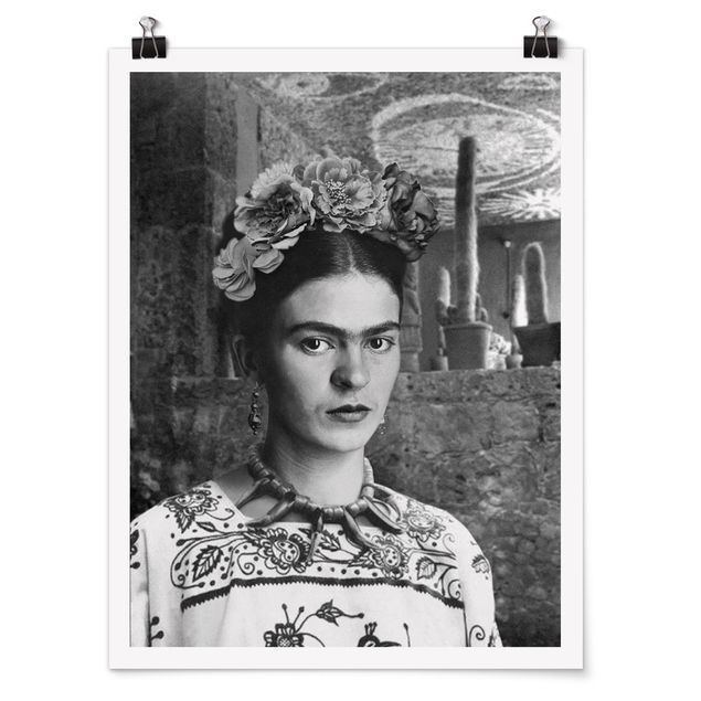 Poster - Frida Kahlo Foto Portrait vor Kakteen - Hochformat 3:4