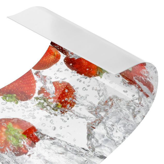 Keukenachterwanden Fresh Strawberries In Water