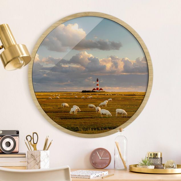 Runde gerahmte Bilder North Sea Lighthouse With Flock Of Sheep