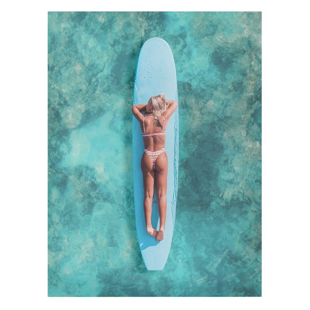Leinwandbild - Surfergirl auf Blauem Board - Hochformat 3:4