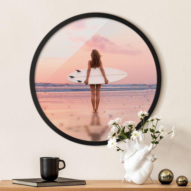 Runde gerahmte Bilder Surfer Girl With Board At Sunset