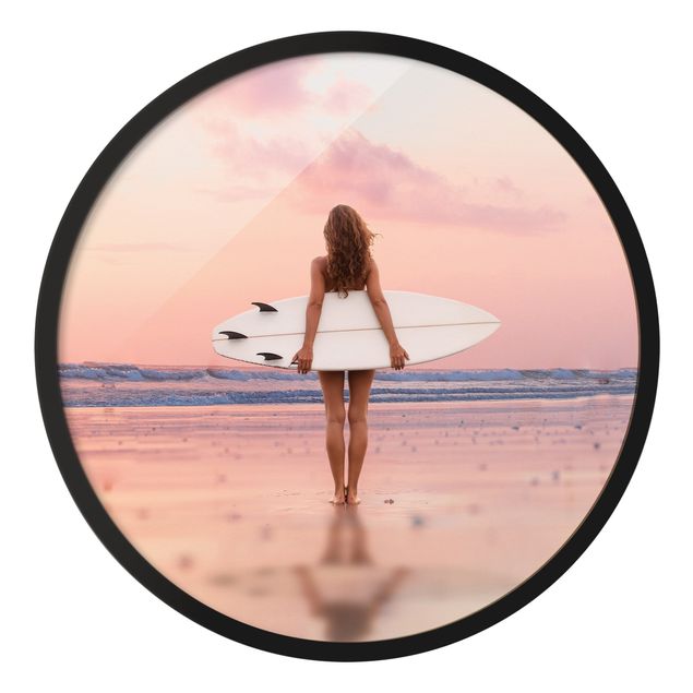 Rond schilderijen Surfer Girl With Board At Sunset