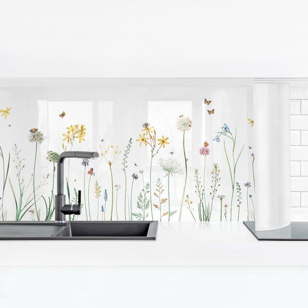 Achterwand voor keuken Dancing butterflies on wildflowers