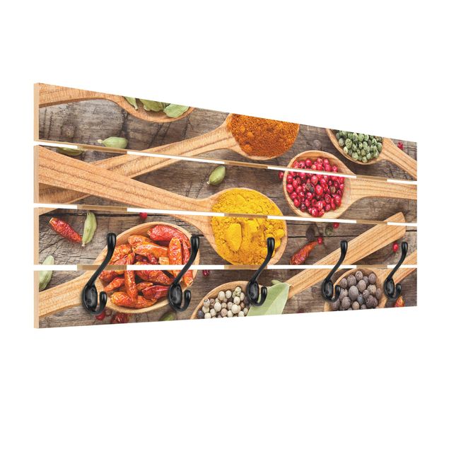 Wandkapstokken houten pallet Spices On Wooden Spoon